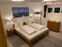 Haus Langweid - Ferienwohnung Aurelia Schlafzimmer abends mit Doppelbett